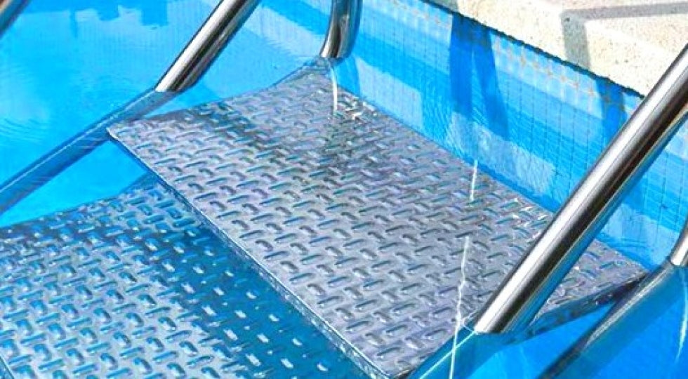 Scaletta Piscina con Accesso Facilitato per Diversamente Abili in Acciaio Inox AISI 316 - Profondità Cm 135 a 159 - Compatibile con Elettrolisi al Sale