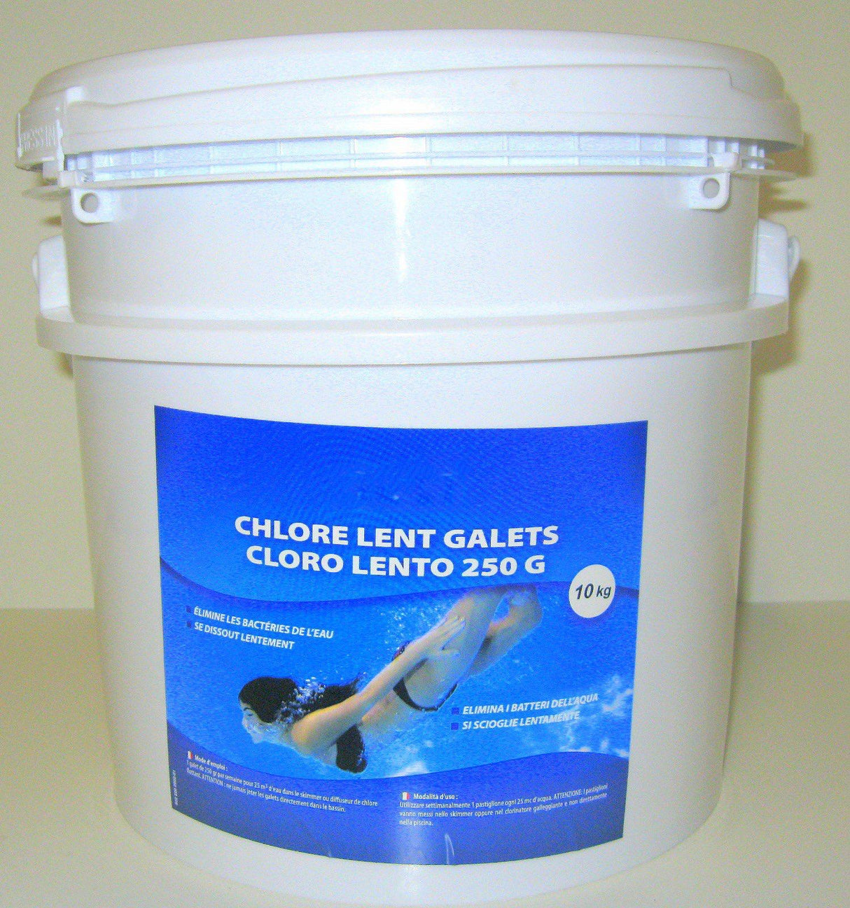 Secchio bianco da 10 kg di pastiglie di cloro lento per piscina, etichetta blu con nuotatrice.