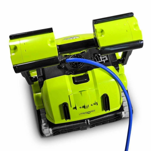 Robot piscina Dolphin Supreme M5 Bio-Suction, colore verde, vista dall'alto con cavo blu.