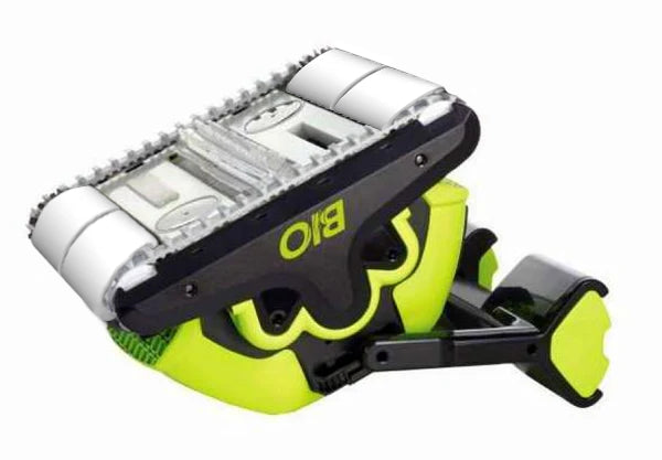 Robot piscina Dolphin Supreme M5 Bio-Suction, nero e verde, su sfondo bianco.