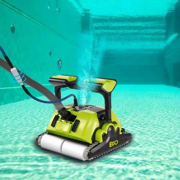 Robot piscina Dolphin Supreme M5 Bio-Suction in azione sul fondo di una piscina naturale.