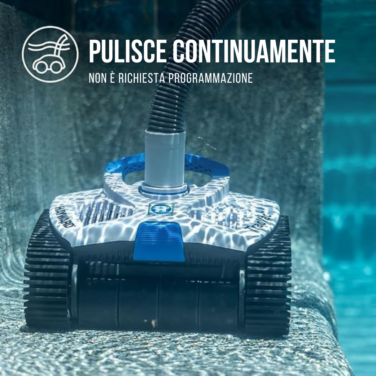 Robot piscina Hayward TracVac in azione sul fondo, tubo collegato, pulizia continua.