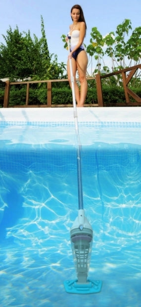 WaterTech Pool Blaster IVAC 350 in uso per pulizia piscina, operato da una persona a bordo vasca.