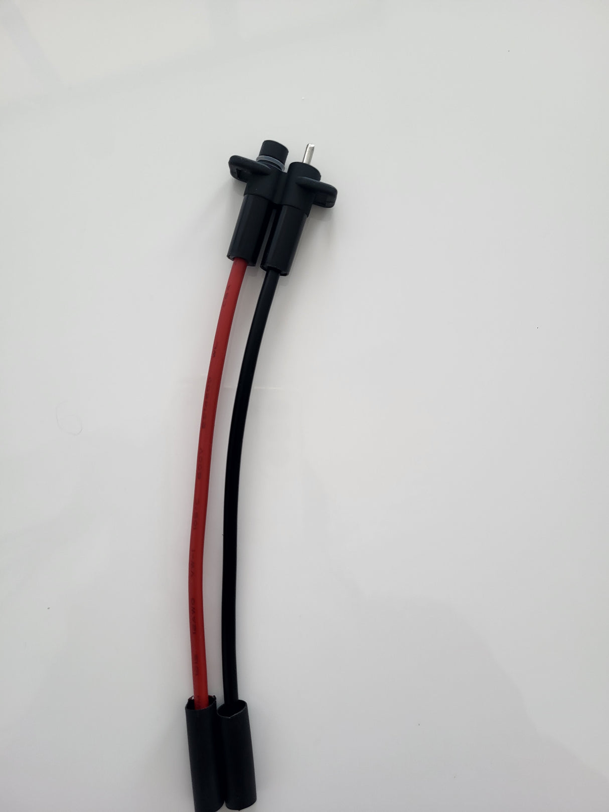 Cavo batteria Yamaha Seascooter, ricambio originale, con fili rosso e nero su sfondo bianco.