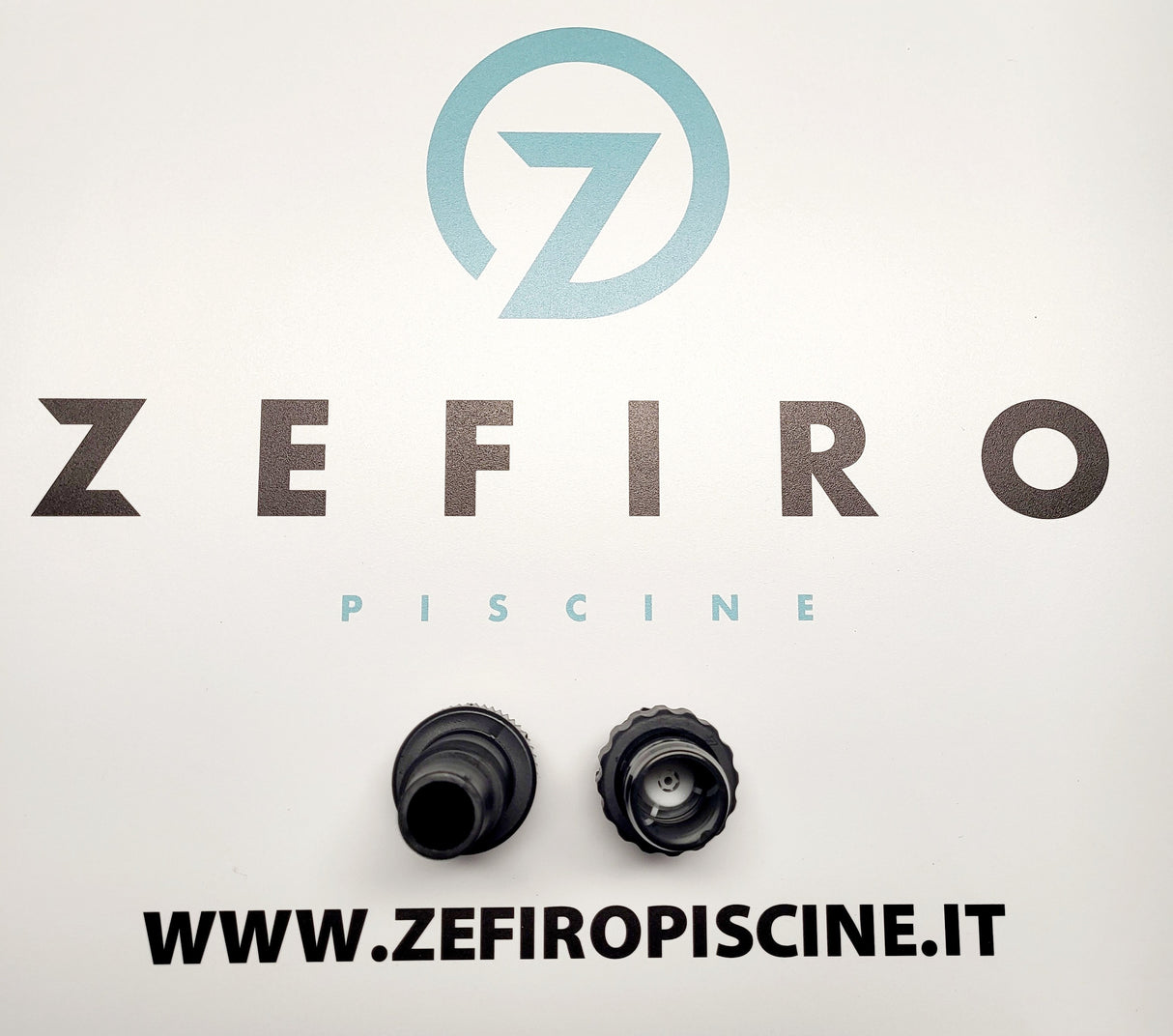 Due componenti della pompa Glong su sfondo con logo Zefiro Piscine e sito web.