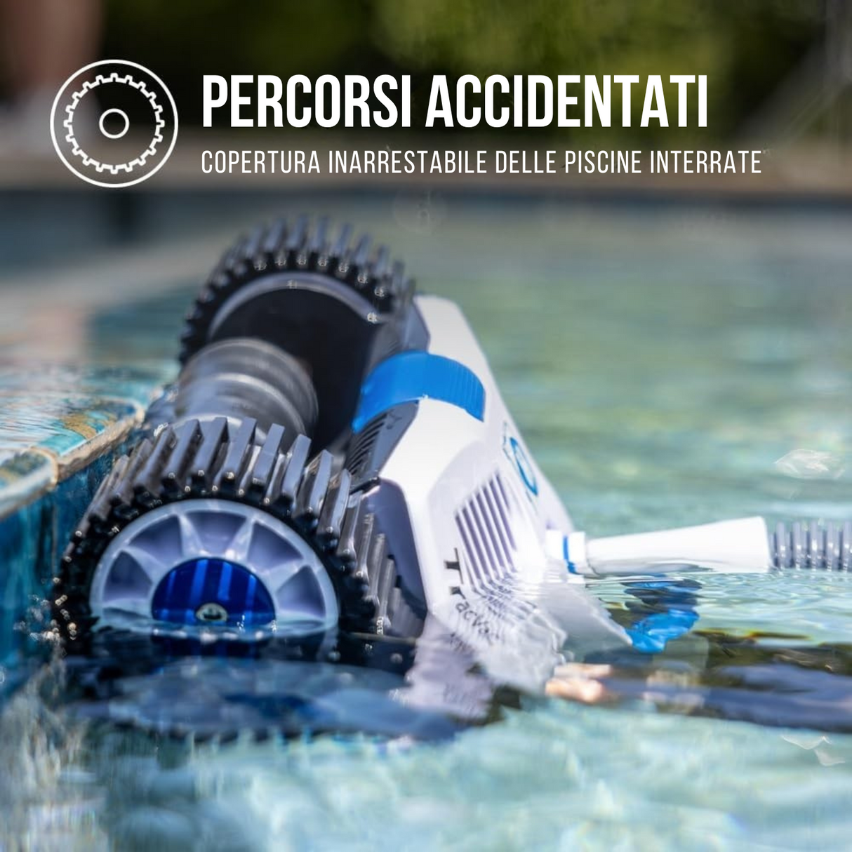 Robot piscina Hayward TracVac in azione, pulisce bordo e fondo piscina.