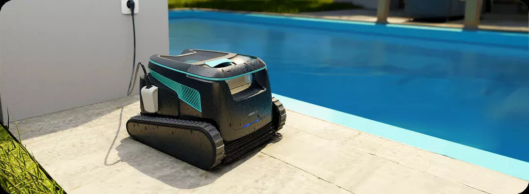 Robot piscina Dolphin Liberty 600i sul bordo piscina, design moderno e senza fili.