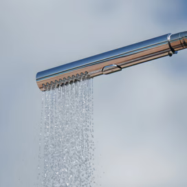 Doccia piscina in acciaio inox AISI 304L lucido con getto d'acqua, modello Flexinox Orana.