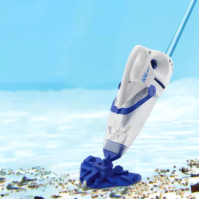 WaterTech Pool Blaster IVAC 350 in azione sul fondo di una piscina, raccoglie detriti con facilità.