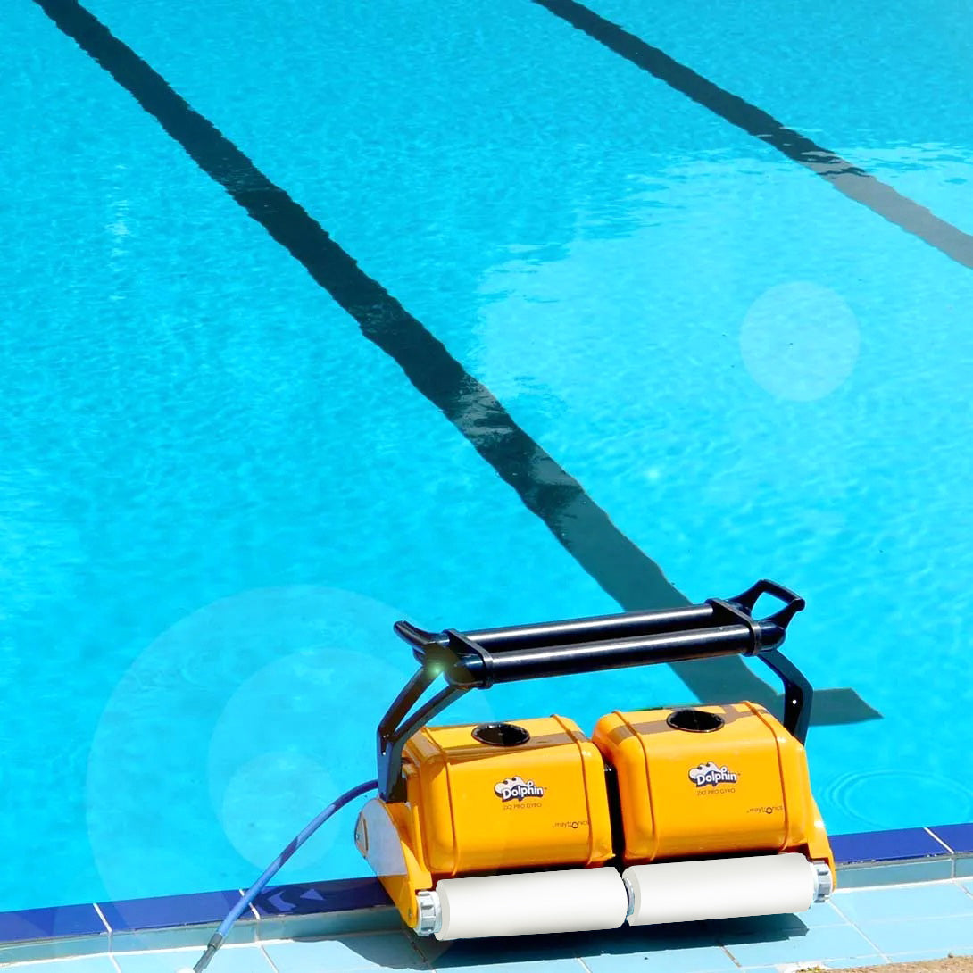 Robot piscina Dolphin Dynamic 2X2 Pro Gyro sul bordo di una piscina con acqua blu.