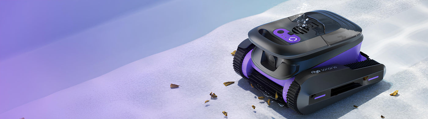Robot pulitore per piscine su fondo con foglie sparse.