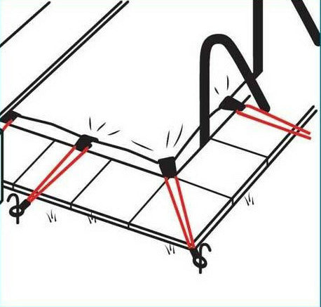 Corda elastica beige con clip a morsetto per fissare il telo di copertura invernale su piscina.