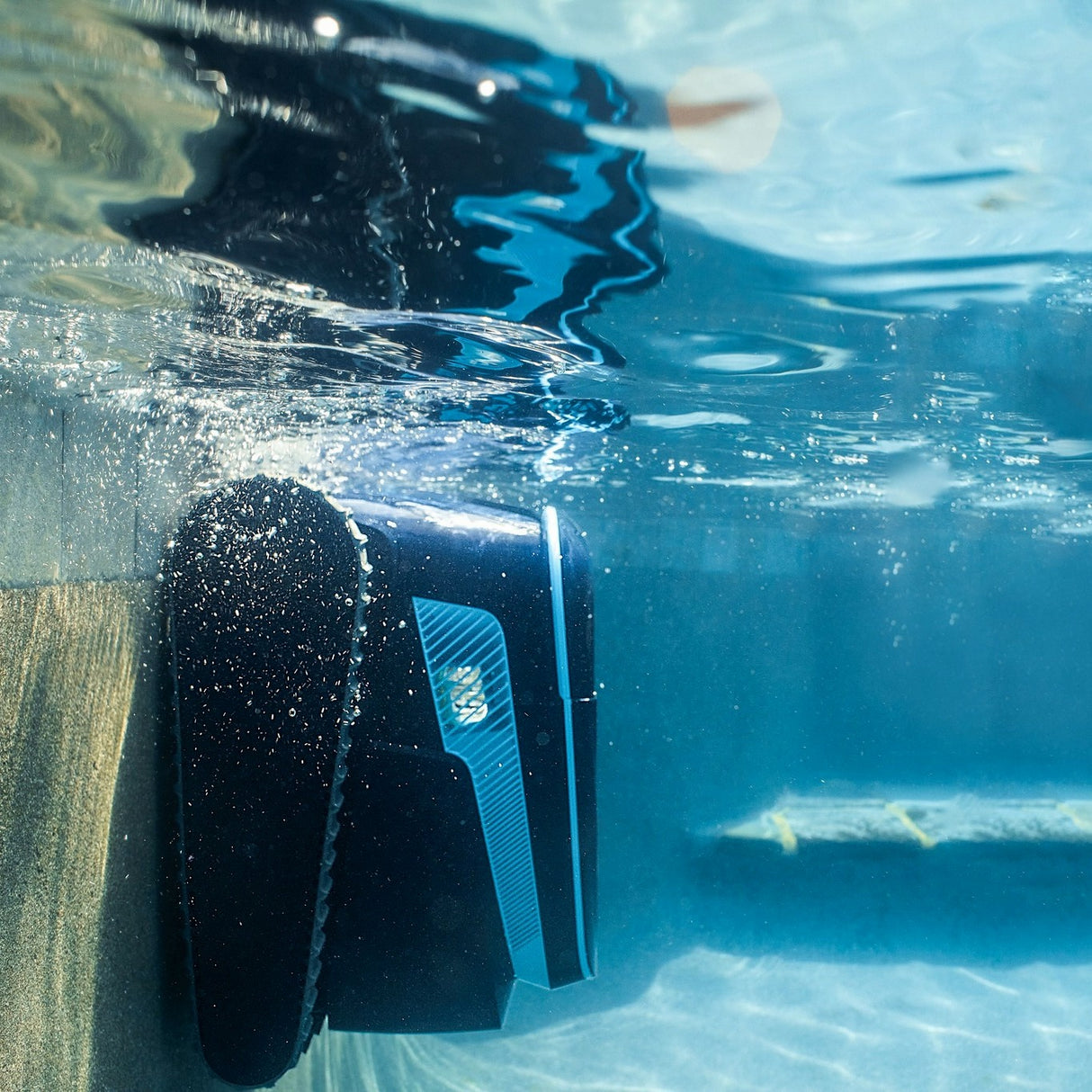 Robot piscina Dolphin Liberty 600i in azione sott'acqua lungo la parete di una piscina.