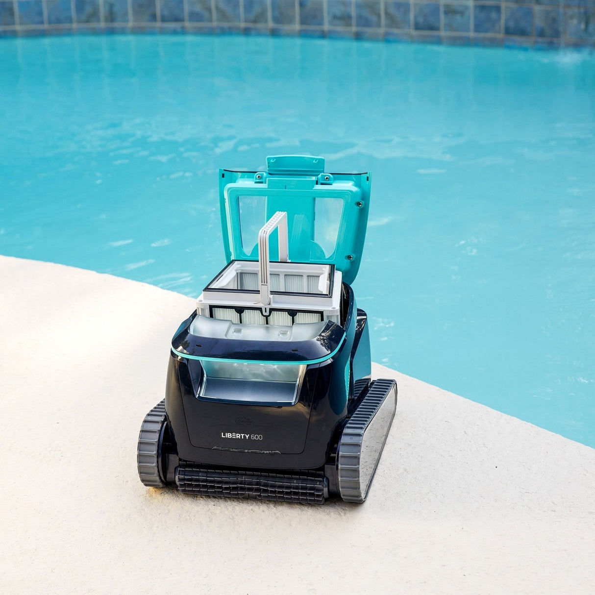 Robot pulitore Dolphin Liberty 600i sul bordo piscina, coperchio aperto, pronto per l'uso.