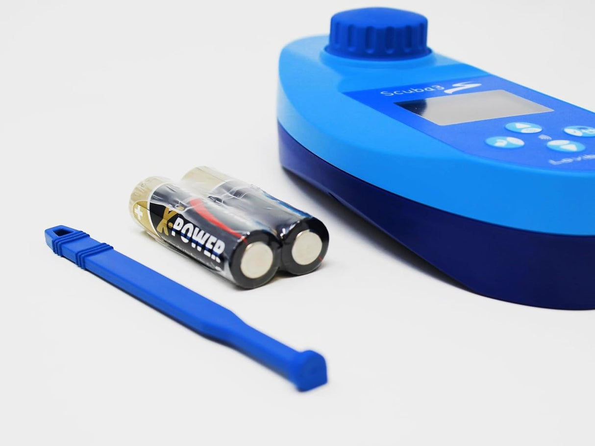 Fotometro Lovibond Scuba 3S con display, batterie e strumento blu per analisi acqua piscina.