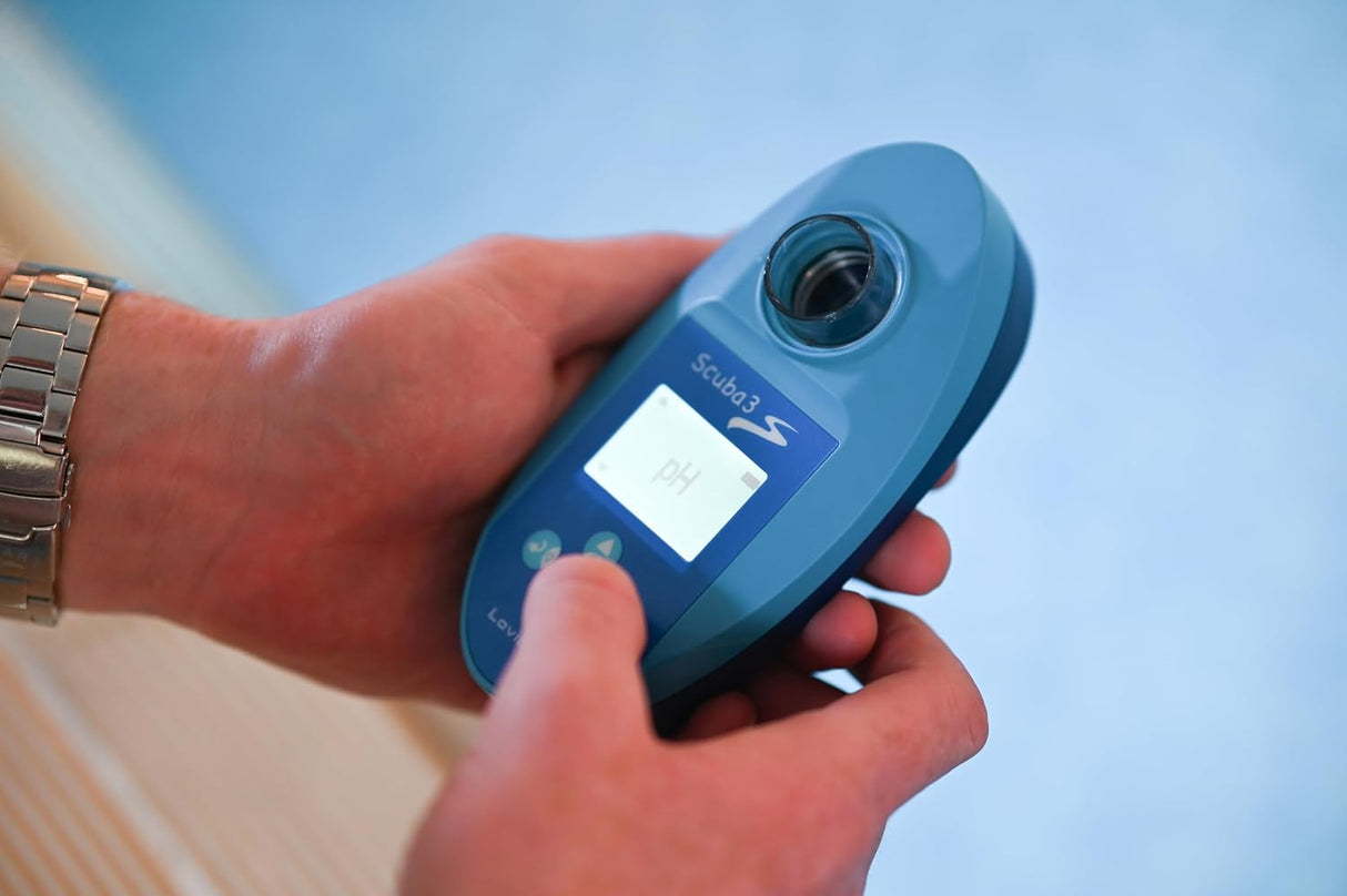 Fotometro Lovibond Scuba 3S in mano, display acceso, bordo piscina.