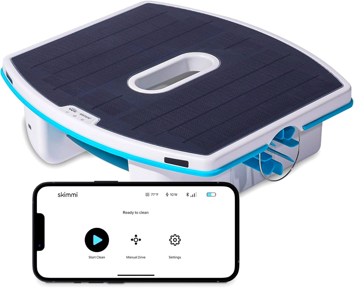 Robot piscina Dolphin Skimmi con pannelli solari e controllo Bluetooth, vicino a uno smartphone.