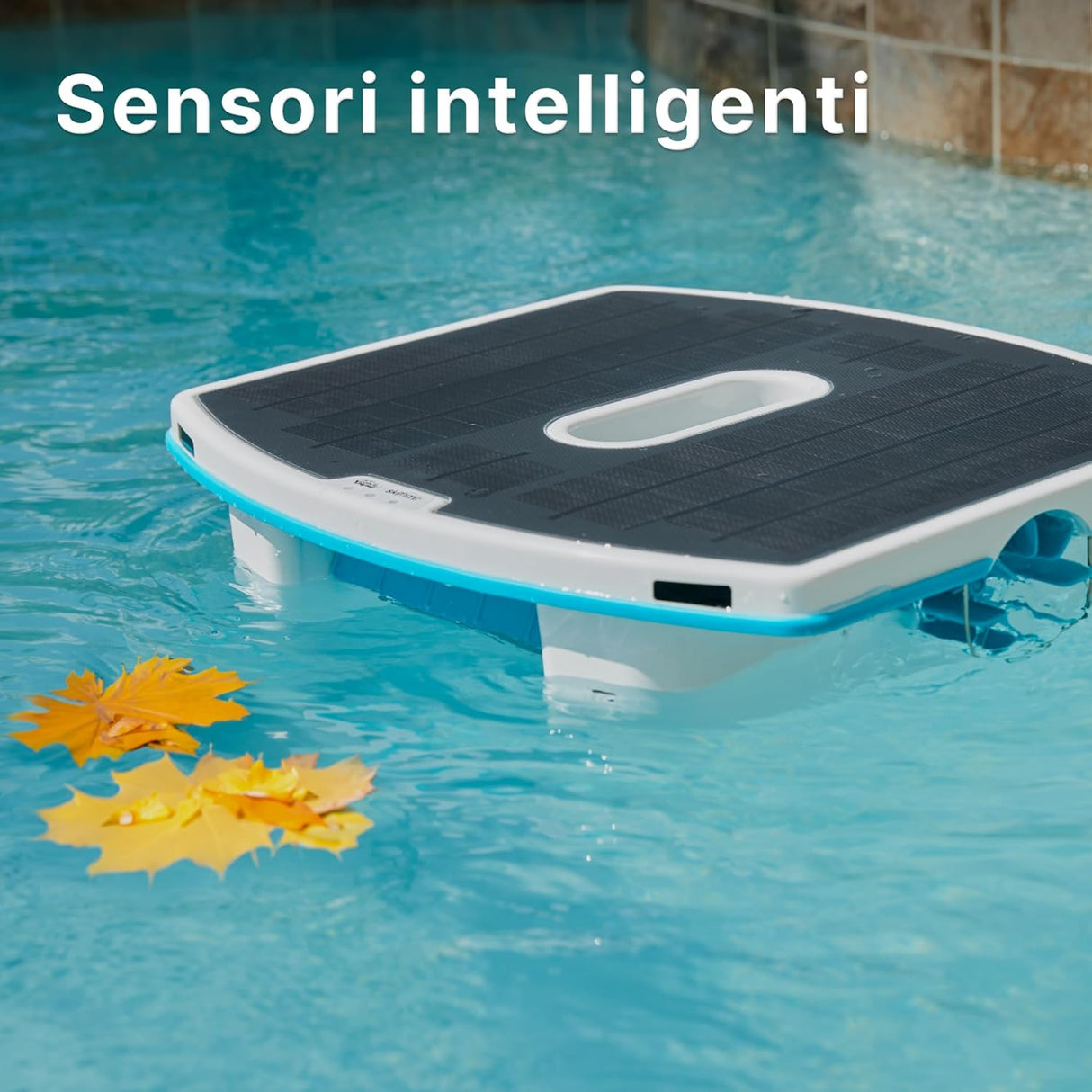 Robot Dolphin Skimmi su superficie piscina, foglie galleggianti, sensori intelligenti, energia solare.