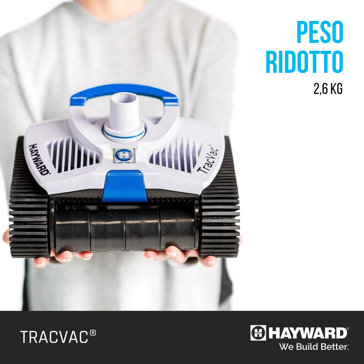 Robot piscina Hayward TracVac in mano, design compatto, adatto per pulizia fondo e pareti piscine fino a 12 m.