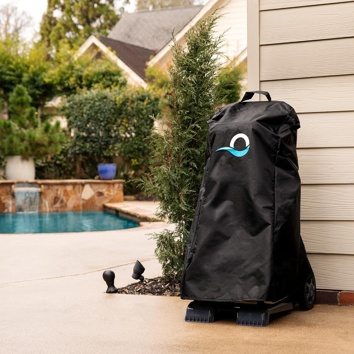 Telo protettivo Caddy Classic per robot piscina Maytronics Dolphin vicino a bordo piscina.