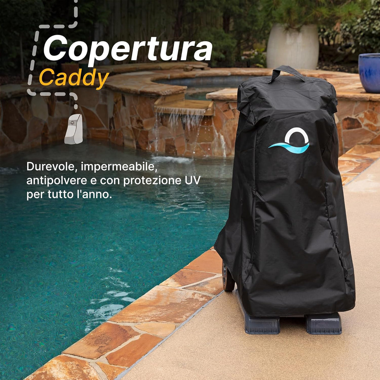 Telo di copertura nero Caddy Classic per robot piscina, posizionato accanto a una piscina.