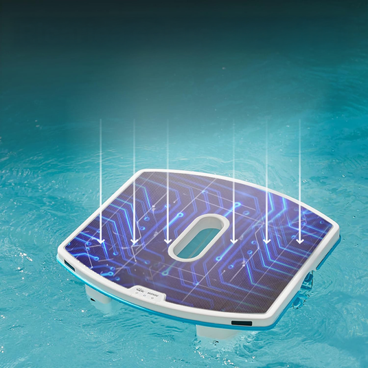 Dispositivo elettronico galleggiante con design a circuito su acqua azzurra.