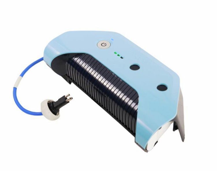 Batteria Power Pack per robot piscina Dolphin Liberty 200-400, connettore blu visibile.