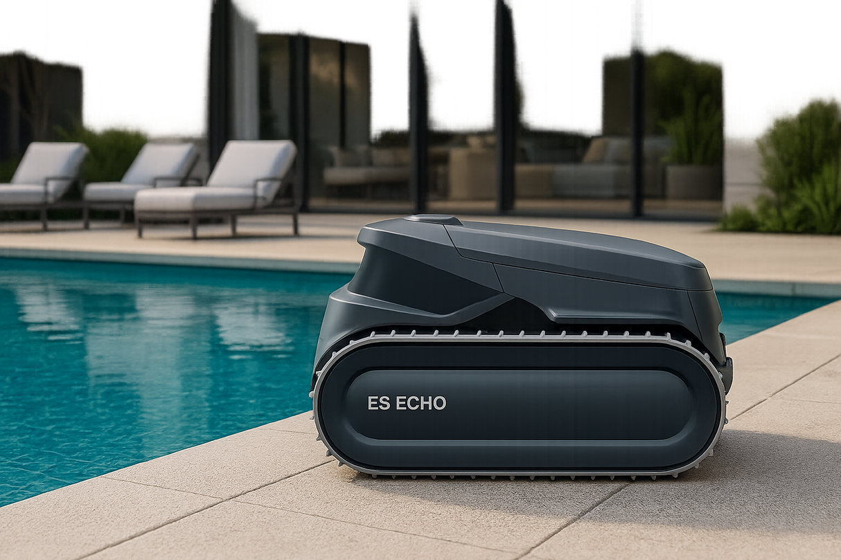 Robot piscina BWT ES Echo su bordo piscina, design moderno, ideale per pulizia da 4 a 12 metri.