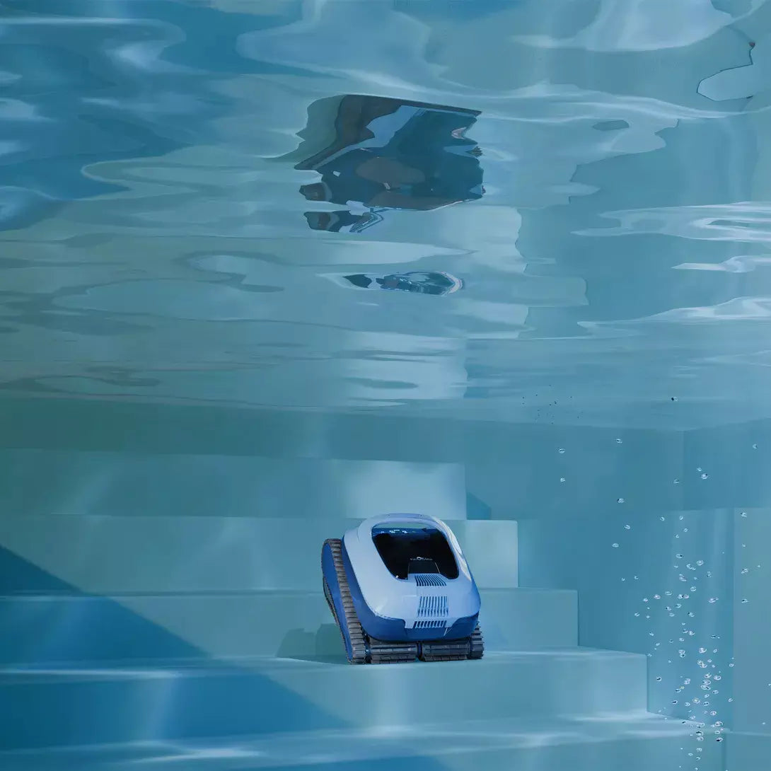 Robot piscina Dolphin Eon 100i cordless in azione sul fondo di una piscina.