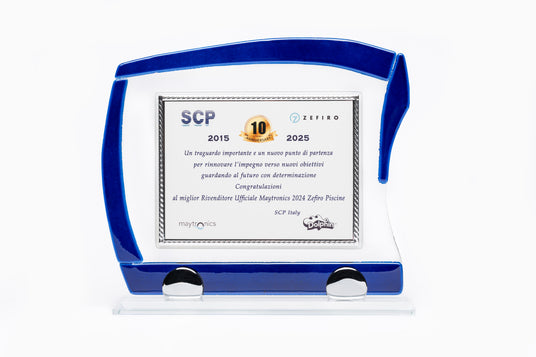 Targa celebrativa per il 10° anniversario di Zefiro Piscine, con dettagli blu e testo commemorativo.