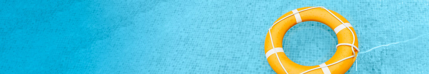 Ciambella di salvataggio arancione su acqua blu di piscina.