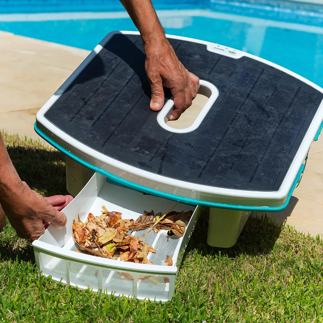 Robot piscina Dolphin Skimmi con cassetto raccogli foglie, vicino al bordo piscina.