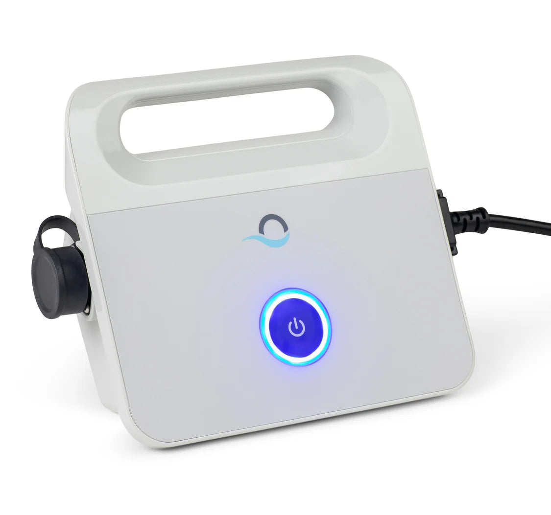 Centralina di controllo bianca con pulsante di accensione blu per robot piscina Dolphin PoolStyle AG Plus.