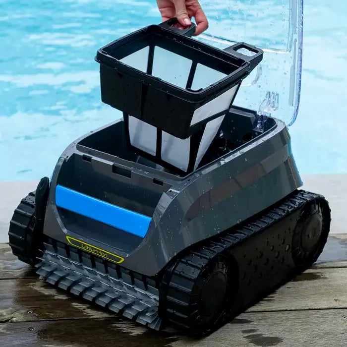 Robot piscina Zodiac Freedom OF 42 iQ con filtro rimovibile, posizionato vicino al bordo piscina.