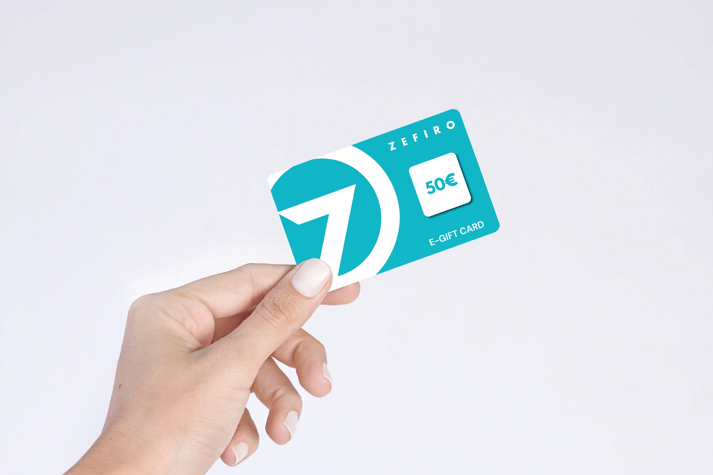 Carta regalo digitale Zefiro da 50 euro, tenuta in mano su sfondo bianco.
