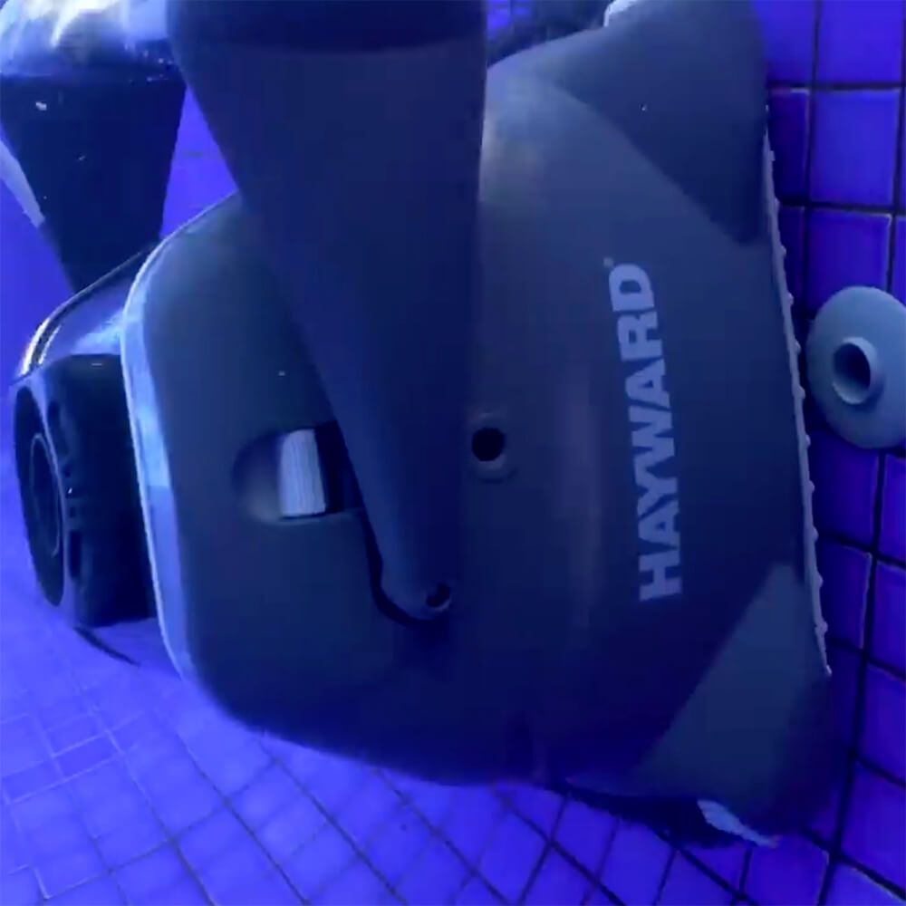 Robot piscina Hayward TigerShark XL QC in azione su fondo piastrellato, vista laterale.