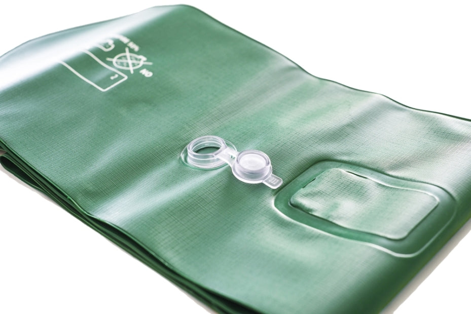 Tubolare verde in PVC rinforzato con valvola, per copertura invernale piscina, con termosaldature visibili.