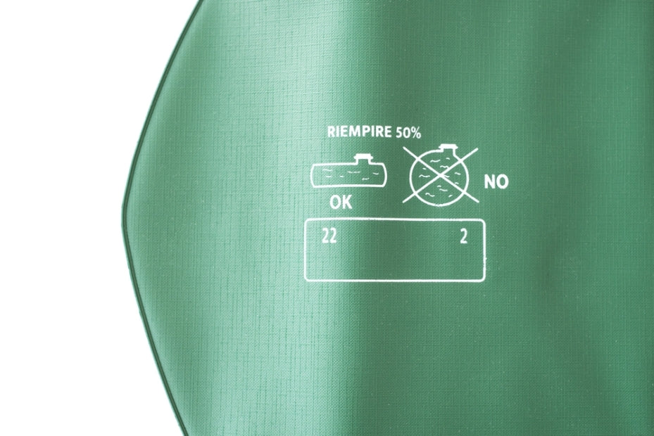 Istruzioni grafiche su tubolare verde in PVC per riempimento corretto al 50%.