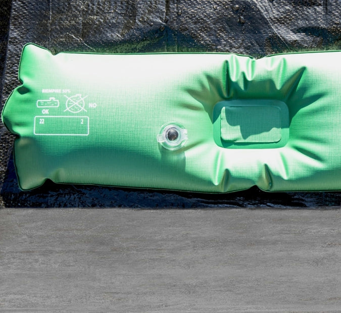 Tubolare verde in PVC rinforzato con valvola, su telo di copertura piscina.