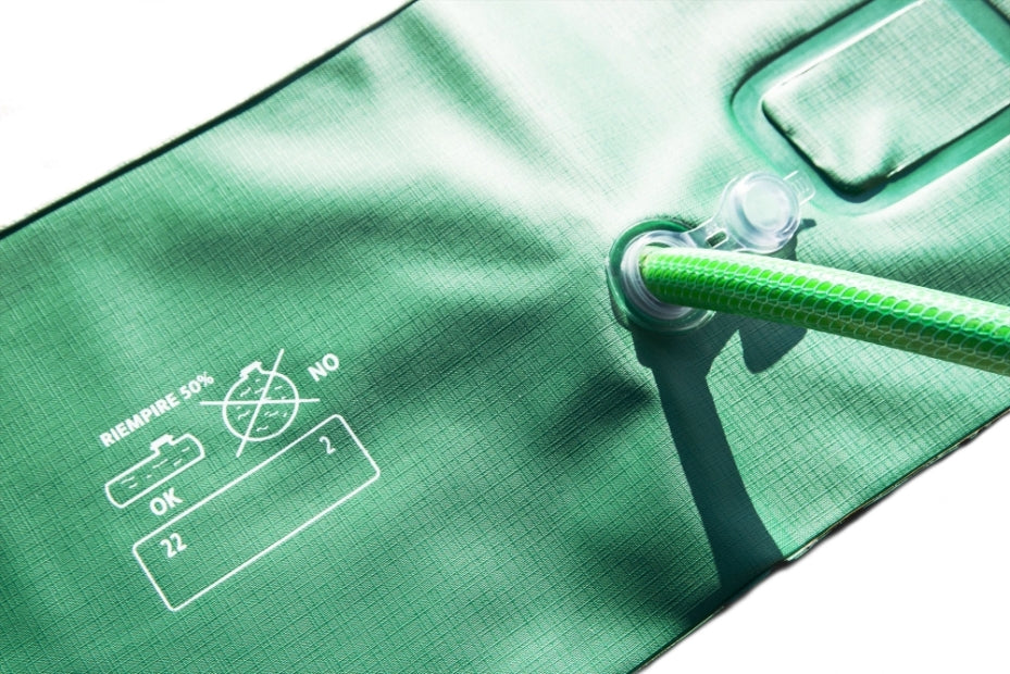 Tubolare salsicciotto verde in PVC rinforzato con tubo di riempimento inserito.