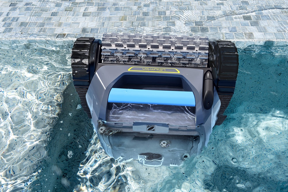 Robot Zodiac Freedom OF 42 iQ Gyro, cordless, in azione a bordo piscina, pulisce fondo e pareti.