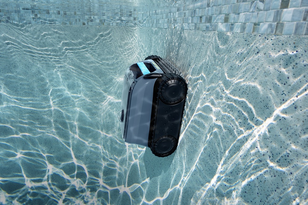 Robot Zodiac Freedom OF 42 iQ Gyro in azione su parete piscina, cordless, fino a 10 metri.