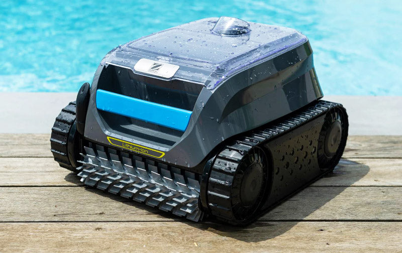 Robot piscina Zodiac Freedom OF 42 iQ Gyro su bordo piscina in legno, design moderno, senza fili.