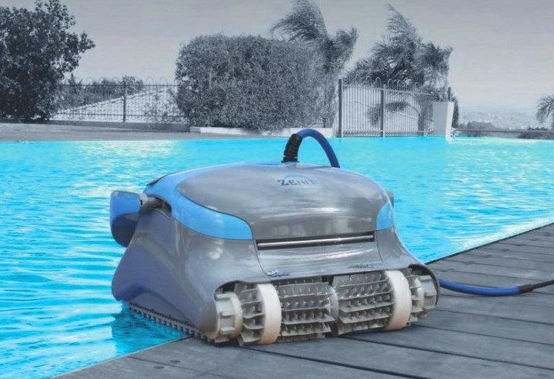 Robot piscina Dolphin Zenit 20i sul bordo piscina, pronto per l'immersione.