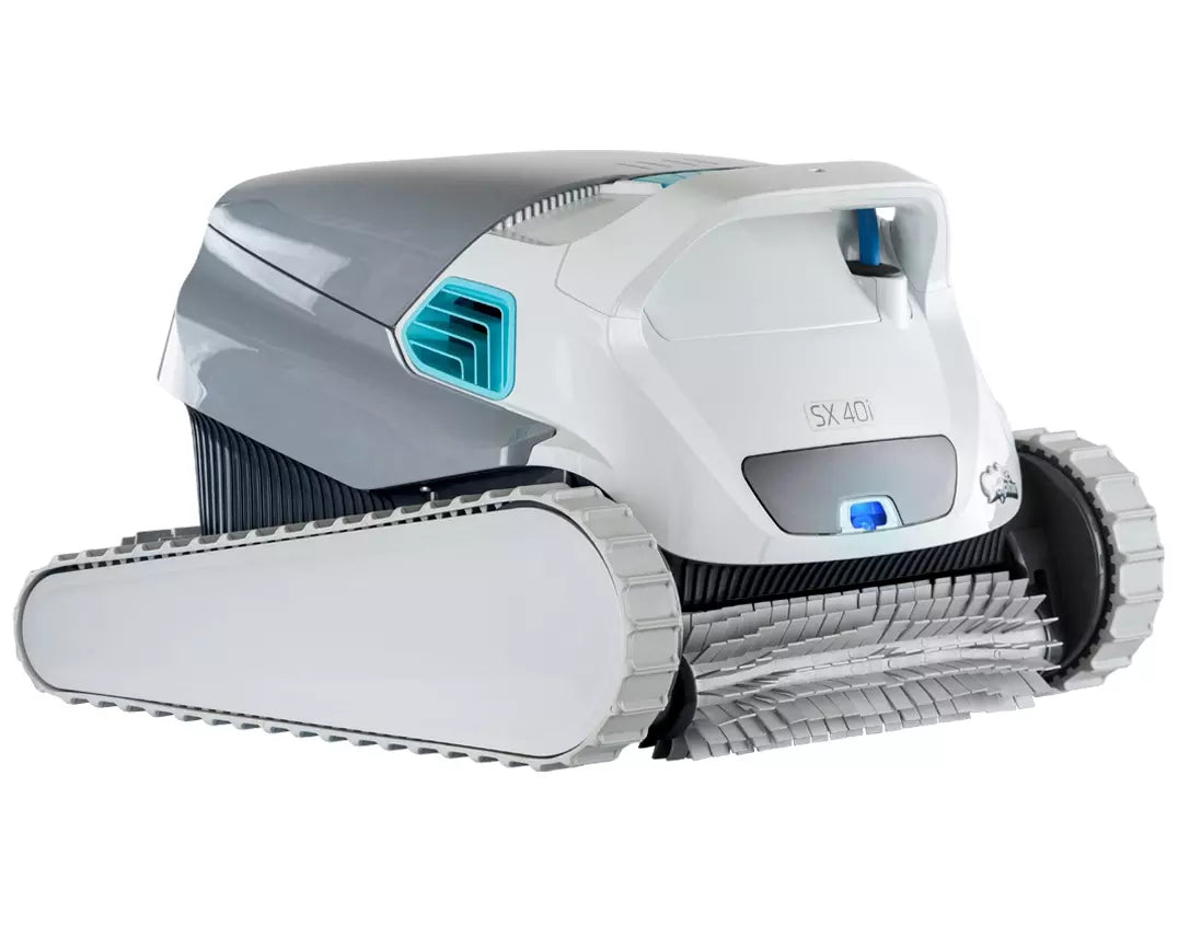 Robot piscina Dolphin SX 40i su fondo bianco, vista laterale. Pulizia fondo, pareti e linea d'acqua.