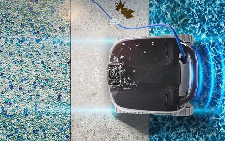 Robot piscina Dolphin E60i in azione su bordo piscina, cavo blu collegato, acqua e foglia sul pavimento.