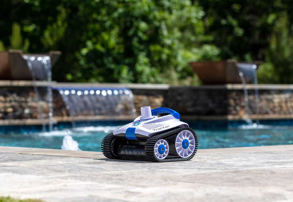 Robot piscina Hayward TracVac su bordo piscina, pronto per pulizia fondo, pareti e linea di galleggiamento.