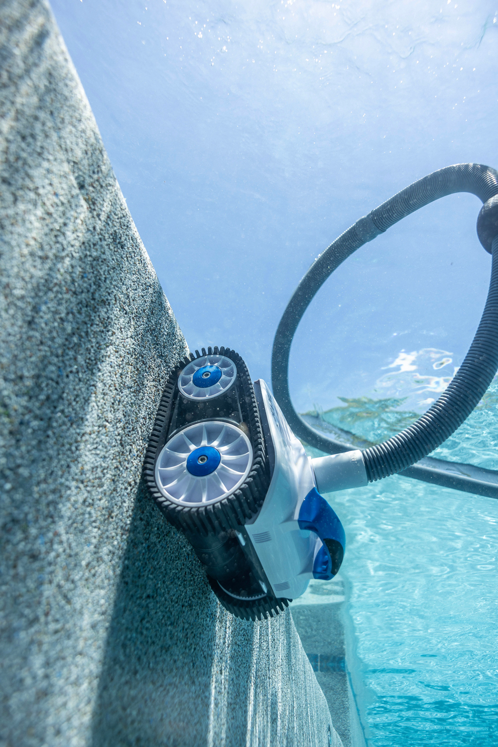 Robot piscina Hayward TracVac pulisce parete subacquea, tubo idraulico collegato.