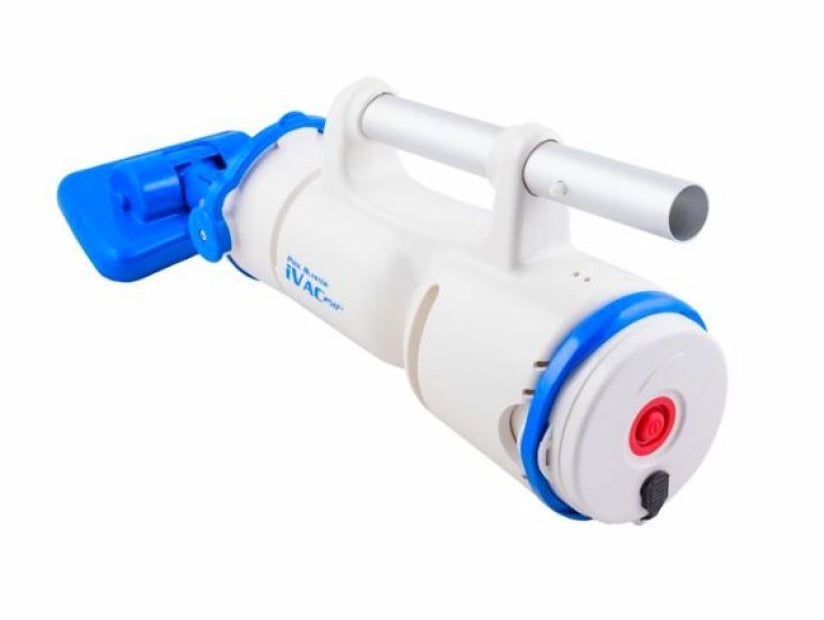 Aspiratore WaterTech Pool Blaster IVAC 250 bianco e blu con manico in metallo per pulizia piscina.