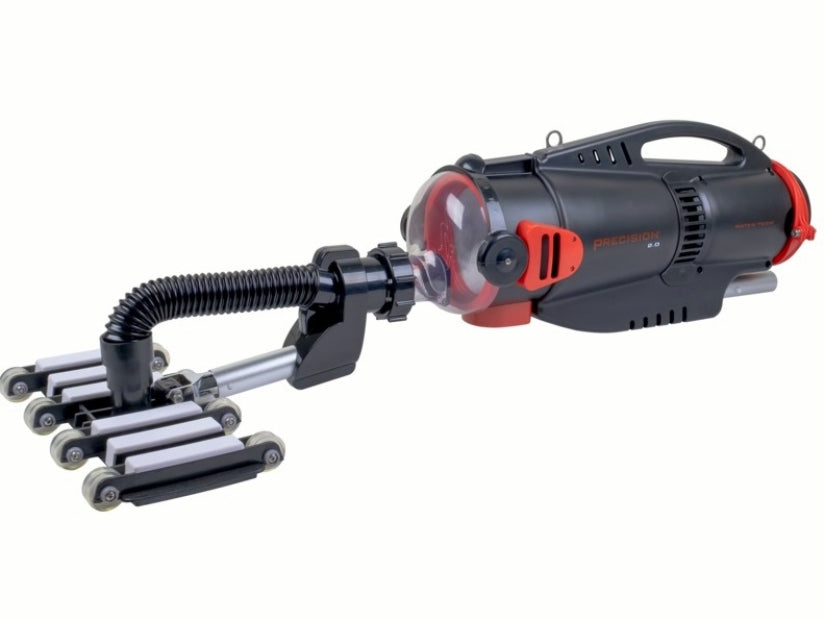 Aspiratore WaterTech Pool Blaster Precision 2.0 nero e rosso, con tubo flessibile e testina multi-ruote.